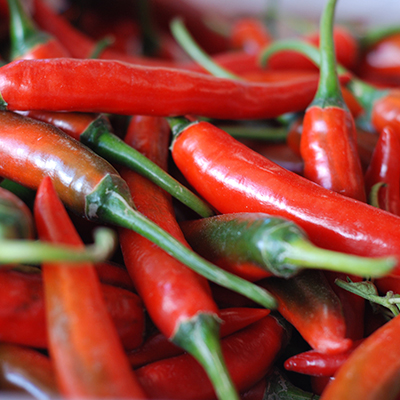 Fragrance of roasting chiles draws customers to farmers markets