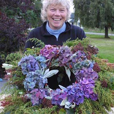 Simple machine turns leftover flowers into valuable wreaths